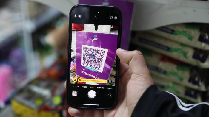 Fotografía de archivo de una persona escaneando un código QR con su teléfono en Lima (Perú). EFE/ Paolo Aguilar / ARCHIVO