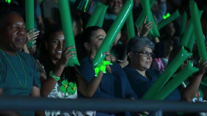 Las barras de los colegios animaron la gala del décimo aniversario de TalénPro con su entusiasmo y energía, apoyando a los estudiantes en esta celebración del talento juvenil.