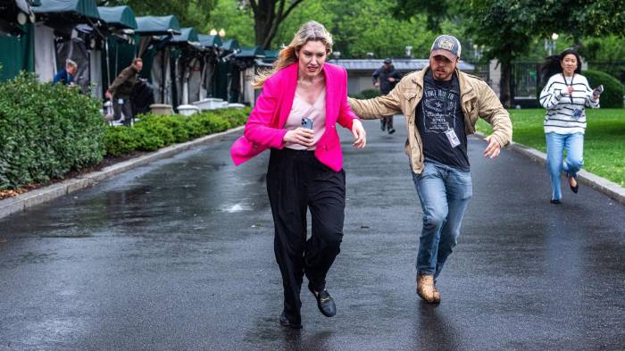 Los periodistas se ponen a cubierto tras escuchar disparos cerca del complejo de la Casa Blanca en Washington, D.C., EE. UU.