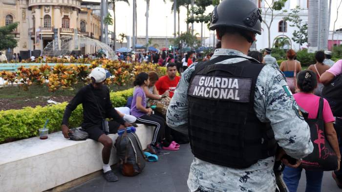 Un integrante de la Guardia Nacional (GN) camina en un parque este jueves, en el municipio de Tapachula, en Chiapas (México). EFE/ Juan Manuel Blanco