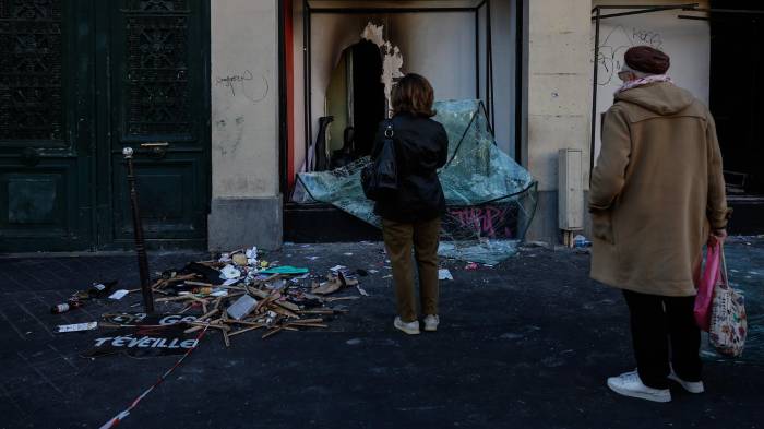 Unas personas observan los escombros que han quedado en la calle tras los enfrentamientos entre la policía antidisturbios y los manifestantes durante las protestas en París, Francia, el 18 de octubre de 2026. EFE/EPA/MOHAMMED BADRA