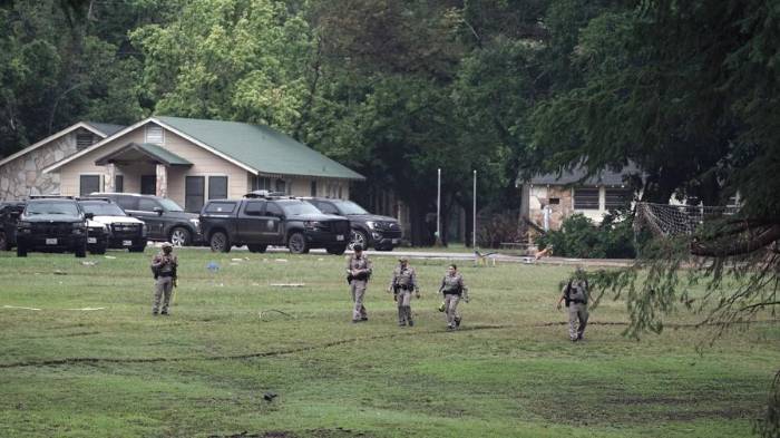 Policías estatales de Texas inspeccionan las instalaciones del Campamento Mystic, en Hunt, Texas (EE. UU.).