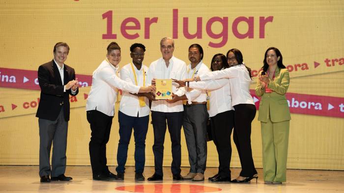 El presidente de República Dominicana, Luis Abinader (c), posa con los ganadores de la categoría Producto o Servicio Existente, en la clausura de 'Expo Nacional República de Ideas' este martes, en el auditorio de la Universidad Nacional Pedro Henríquez Ureña (UNPHU), en Santo Domingo (República Dominicana).