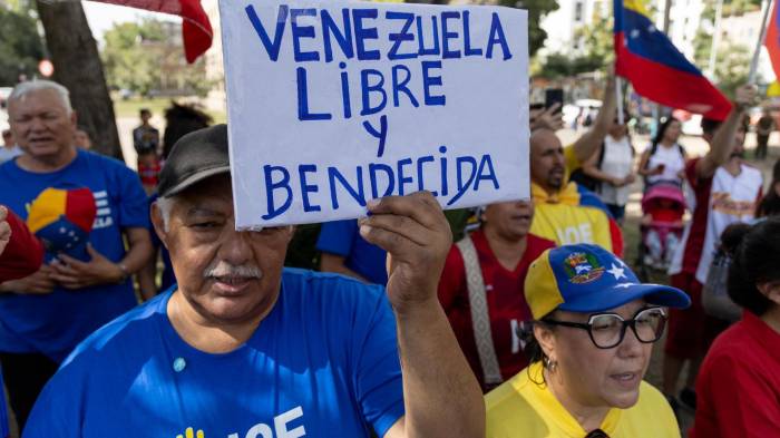 Un hombre sostiene un cartel durante una manifestación convocada por el Comando con Venezuela este sábado en Santiago (Chile). EFE/ Ailen Díaz