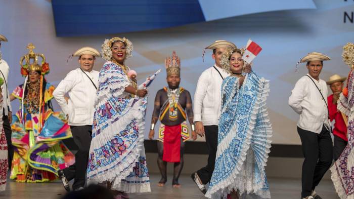 Osaka (Japón), 06/09/2025.- Panamá celebró este sábado su Día Nacional en el marco de la Expo de Osaka con un programa cultural que puso de relieve sus raíces indígenas a través de un espectáculo de danzas en el que estuvo presente el presidente del país, José Raúl Mulino. EFE/Andri Magdych