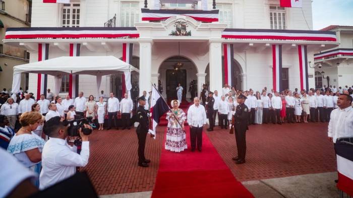 El presidente José Raúl Mulino iza el pabellón nacional durante la ceremonia del Día de los Símbolos de la Nación.