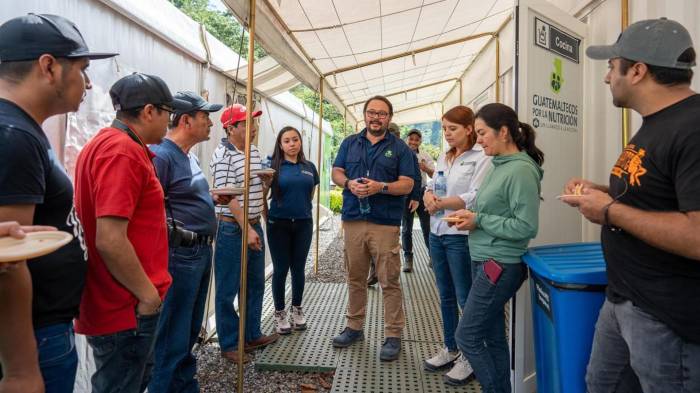 Director ejecutivo de Guatemaltecos por la Nutrición, José Silva (c), hablando con voluntarios en Campamento I en Huehuetenango (Guatemala).