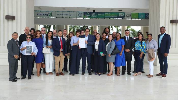 Integrantes del UNe en las instalaciones del Tribunal Electoral