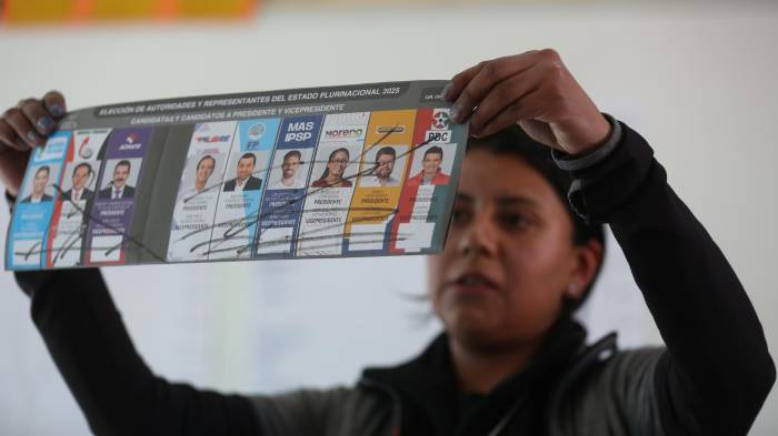 Una jurado muestra un voto marcado para ser anulado este domingo, durante el conteo de votos de las elecciones generales en un centro de votación en La Paz (Bolivia).