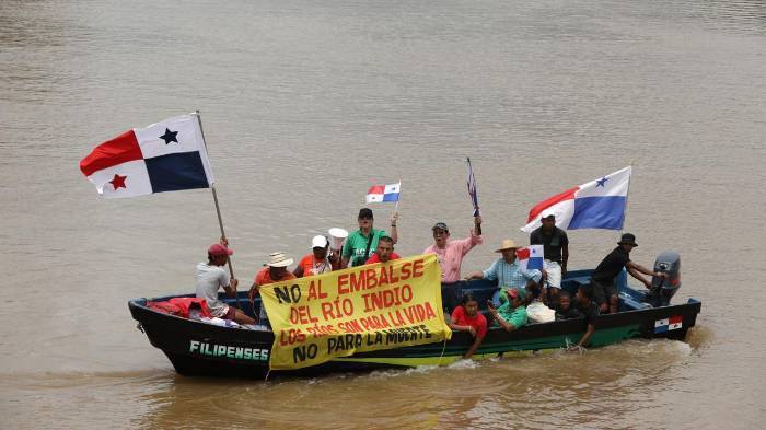 La marcha acuática en el Rio Indio.