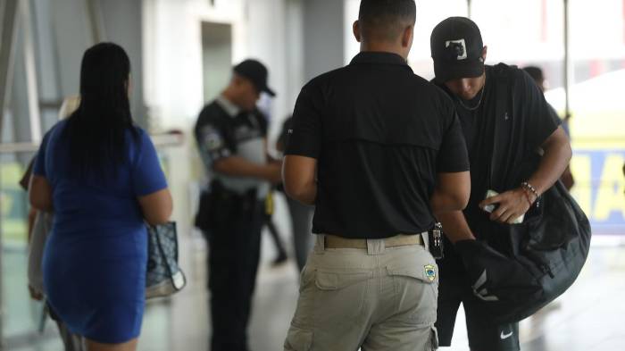 Ayer, personal de la PN y del SNM realizaron operativos de verificación en varias estaciones del Metro.