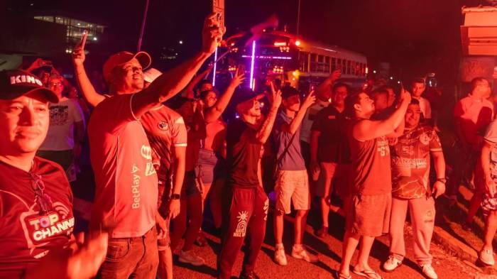 Aficionados de Panamá llevaron música, cornetas y pirotecnia como parte de la tradicional serenata antes del partido.