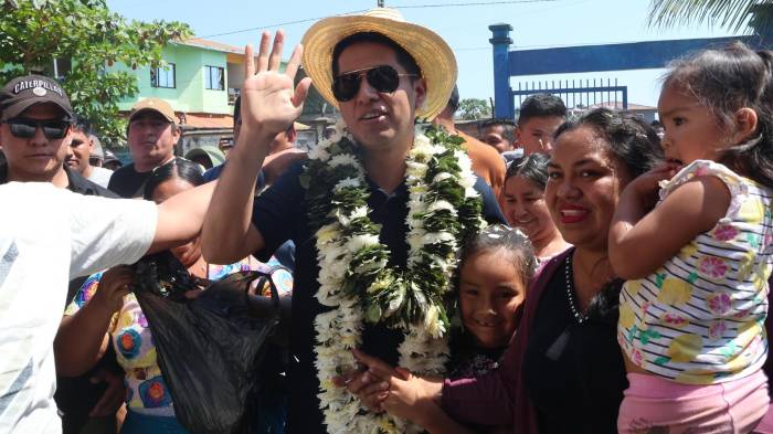 El candidato a la Presidencia de Bolivia Andrónico Rodríguez por Alianza Popular saluda luego de votar este domingo, en Entre Ríos (Bolivia).