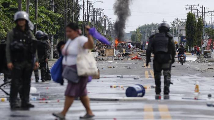 Civiles y policías fueron captados este domingo, 22 de junio, en una calle bloqueada durante una nueva jornada de protestas, en Changuinola (Bocas del Toro, Panamá).