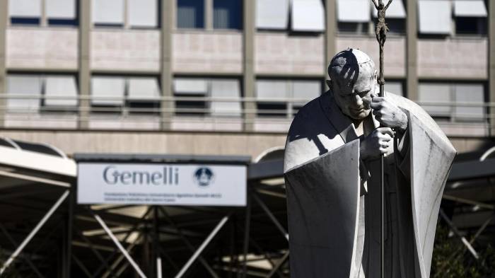 Estatua de Juan Pablo II frente al hospital Policlínico Gemelli, en Roma. EFE/EPA/ANGELO CARCONI