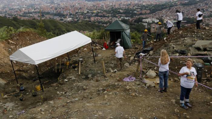 Imagen de archivo de integrantes de la Unidad de Búsqueda de Personas dadas por Desaparecidas (UBPD) durante una intervención forense en 'La Escombrera', en Medellín (Colombia). EFE/STR