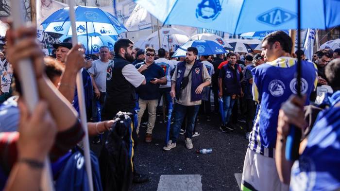 Personas participan en una movilización este miércoles, en el marco del Día del Trabajador en Buenos Aires (Argentina).