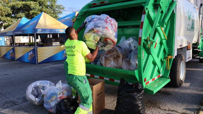Un trabajador de la Autoridad de Aseo Urbano y Domiciliario.