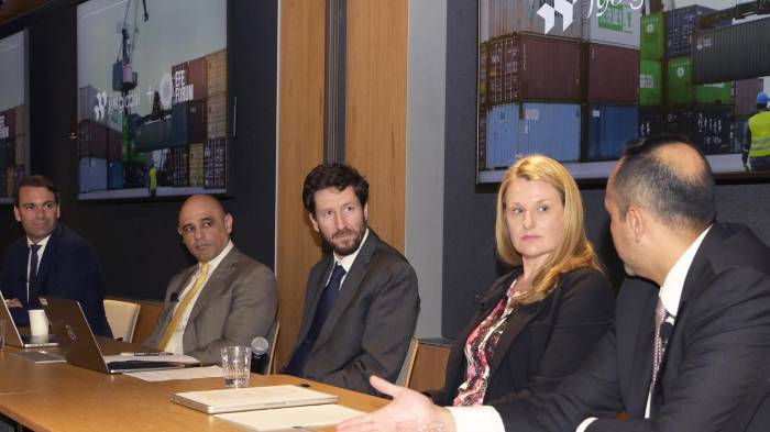 Fotografía que muestra desde la izquierda al socio de FGS Global, Matthis Kaiser; el socio de FGS Global, José Parra; el delegado de la Oficina de EFE, Jairo Mejia; la socia directora de FGS Global, Sarah Trister, y el asociado y asesor en Política Comercial en Sandler, Travis &amp; Rosenberg, David Olave, hablando durante el foro Comercio, aranceles y diplomacia: un análisis de las relaciones de Estados Unidos con América Latina y España en Washington (Estados Unidos).