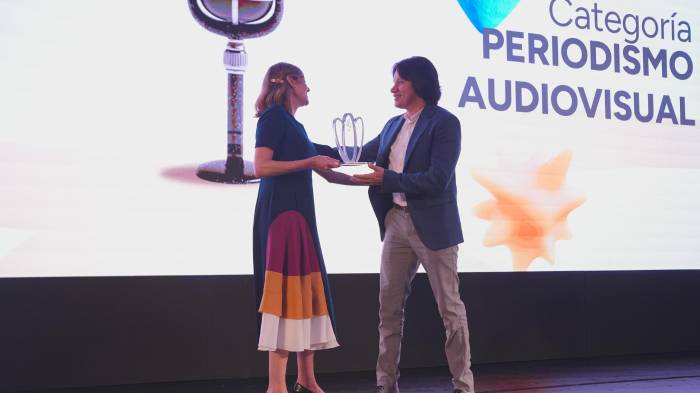 Fotografía cedida por Roche que muestra a la jurado Nathalia Passarinho (Brasil) entregando el trofeo a Christopher Acosta (Perú), ganador de la categoría Periodismo audiovisual, en la ceremonia de premiación del Premio Roche 2025, en Ciudad de México (México).