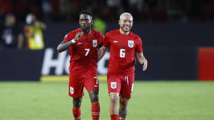 José Luis Rodríguez Francis (i) y Cristian Jesús Martínez de Panamá celebran un gol ante Costa Rica. EFE/Bienvenido Velasco