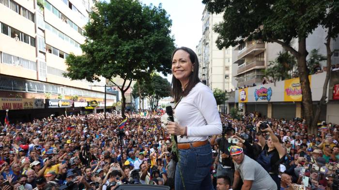 La líder antichavista María Corina Machado pronuncia un discurso este jueves, en una manifestación en Caracas (Venezuela). EFE/ Miguel Gutiérrez