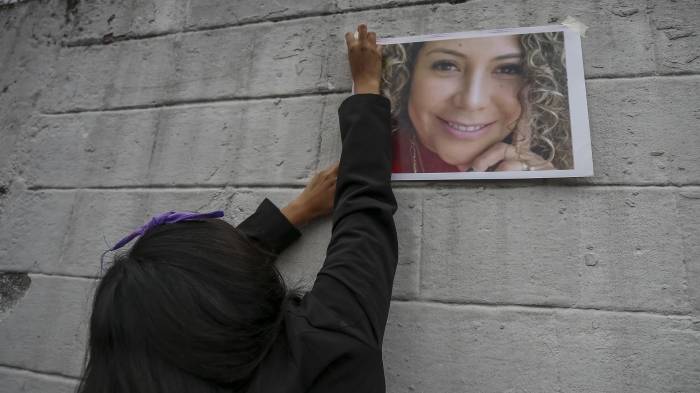 Fotografía de archivo de una protesta por el femicidio de María Belén Bernal en Ecuador. EFE/José Jácome