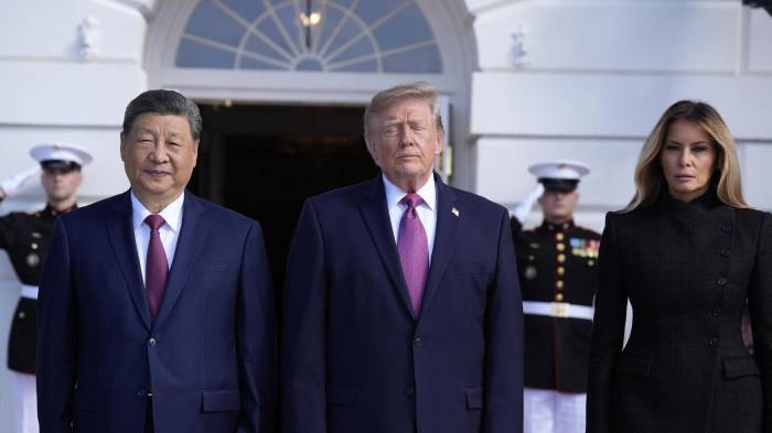 El presidente de Estados Unidos, Donald J. Trump, y la primera dama, Melania Trump, reciben al presidente de China, Xi Jinping, con motivo de una visita de Estado en el Pórtico Sur de la Casa Blanca.