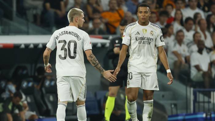 El argentino del Real Madrid Franco Mastantuono (i) saluda a Kylian Mbappé durante el partido de la primera jornada de LaLiga que Real Madrid y Atlético Osasuna disputaron en el estadio Santiago Bernabéu.