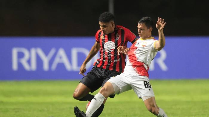 Ángel Valencia (i) del Sporting San Miguelito disputa el balón con José Rodríguez de Herediano este jueves, durante un partido de la fase de grupos de la Copa Centroamericana Concacaf.