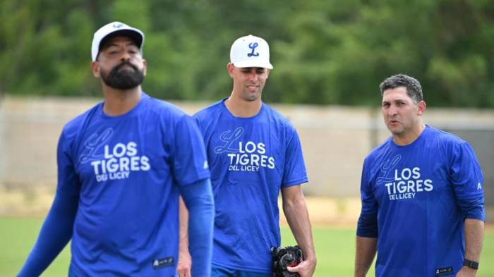 El lanzador panameño Paolo Espino (d) se une por primera vez a los Tigres del Licey, aportando experiencia y solidez en el montículo.