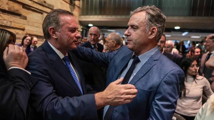 Fotografía de archivo del 11 de noviembre de 2024 de los candidatos a la presidencia de Uruguay, Alvaro Delgado (i) y Yamandú Orsi, durante el 86 aniversario de La Noche de los Cristales Rotos, en Montevideo (Uruguay).