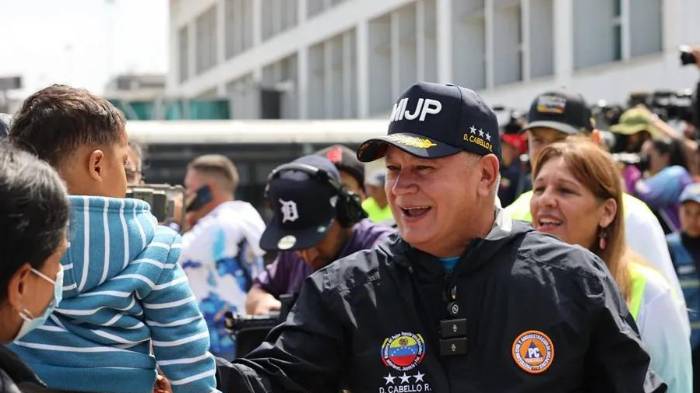 Diosdado Cabello, durante la llegada de migrantes deportados al Aeropuerto Internacional Simón Bolívar.
