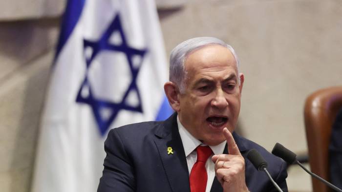 El primer ministro israelí Benjamin Netanyahu habla durante una discusión convocada por la oposición sobre la liberación de los rehenes israelíes retenidos por Hamas, en la Knesset en Jerusalén, Israel, 18 de noviembre de 2024. Según el ejército de Israel, alrededor de 100 rehenes israelíes permanecen cautivos en la Franja de Gaza, incluidos los cuerpos de 33 muertos confirmados. Jerusalén EFE/EPA/ABIR SULTAN