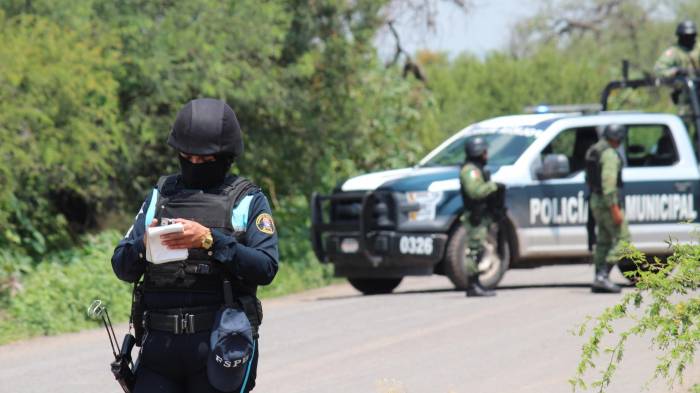 Imagen de archivo de policías que prestan guardia en la zona donde un vehículo policial fue atacado por grupos armados, en Guanajuato (México). EFE/ STR