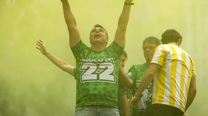 El candidato a la Presidencia de Brasil Flávio Bolsonaro reacciona durante el acto de campaña 'Bloco do 22' en la avenida Paulista este domingo.