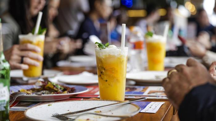 Caipirinha de maracuyá del quiosco Mureta do Leme, uno de los lugares que forma parte de la ruta Sabores da Orla.