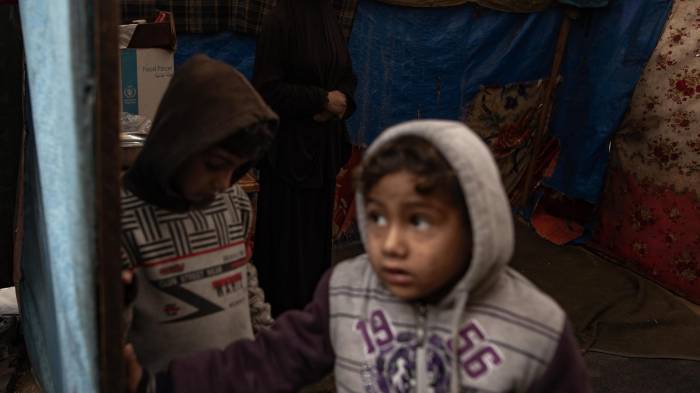 Palestinos desplazados internos dentro de su tienda, que se inundó durante las fuertes lluvias en el campamento de Khan Yunis, en el sur de la Franja de Gaza, el 31 de diciembre de 2024. EFE/EPA/HAITHAM IMAD