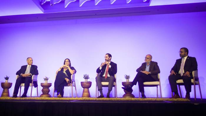 Desde la izquierda el presidente de la Universidad Interamericana, Dr. Rafael Ramírez Rivera; la presidenta de la EDP University, Gladys Nieves; el vicepresidente de Asuntos Internacionales de la Universidad Ana G. Méndez, Dr. Rafael F. Nadal Bosch; el catedrático de Asuntos Internacionales de la Universidad de Puerto Rico, Dr. Javier Carrión, y el decano de la Escuela de Artes, Diseño e Industrias Creativas de la Universidad del Sagrado Corazón, Dr. Javier Hernández Acosta, participan en el foro 'Turismo Educativo: Puerto Rico como destino académico' en San Juan (Puerto Rico). EFE/ Thais Llorca