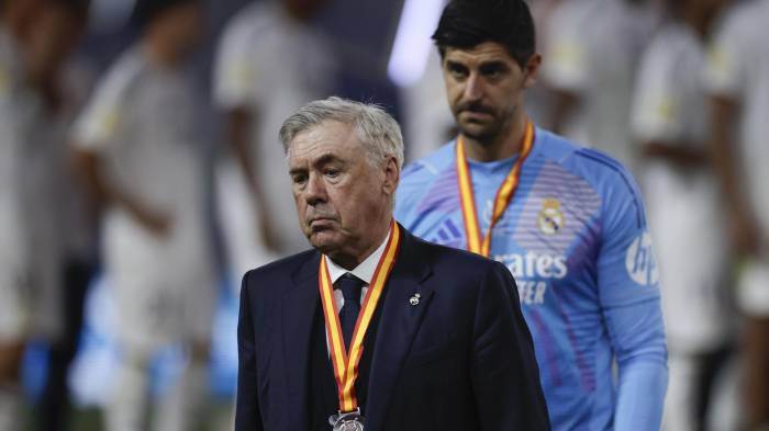 El entrenador del Real Madrid Carlo Ancelotti tras perder la final de la Supercopa de España de fútbol entre el Real Madrid y el FC Barcelona, este domingo en Yeda, Arabia Saudí. EFE/ Alberto Estévez