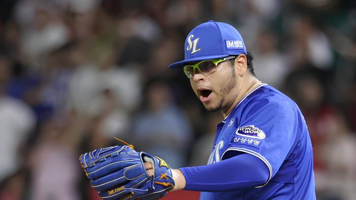El lanzador panameño Ariel Jurado celebra su décima victoria de la temporada con los Samsung Lions.