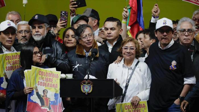 Tras la llamada, Gustavo Petro dio un discurso en la Plaza de Bolívar, en Bogotá.