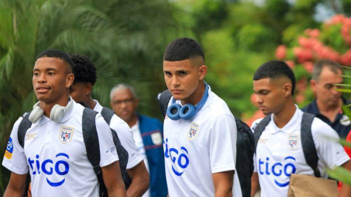 Los jugadores de la selección Sub-17 de Panamá a su llegada a Dubái, donde cumplirán su campamento previo al Mundial de Catar 2025.