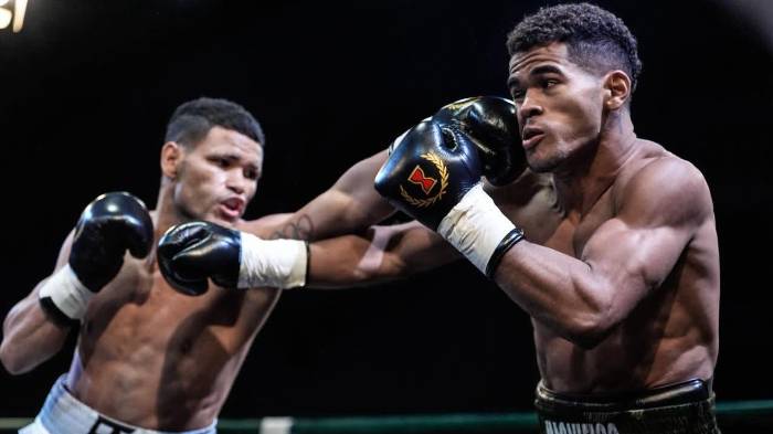 El panameño intercambia golpes con el cubano antes del desenlace por KO.