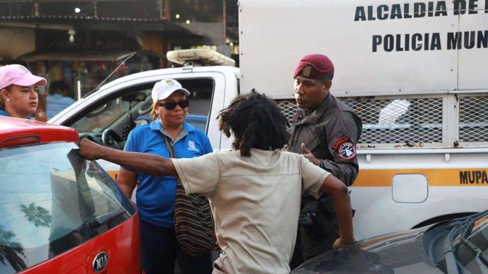 Personal de la Alcaldía de Panamá brinda atención integral a personas en situación de calle durante operativo en Calidonia.