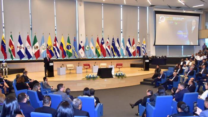 Autoridades y expertos internacionales participan en el CLIPP Forum 2025, realizado en la sede del Parlatino.
