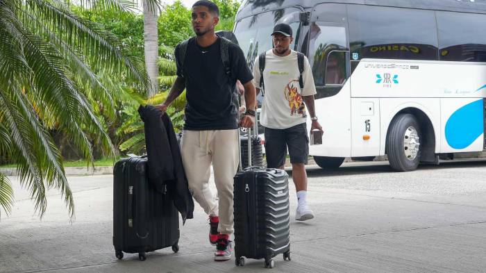 César Yanis llegando a la concentración.