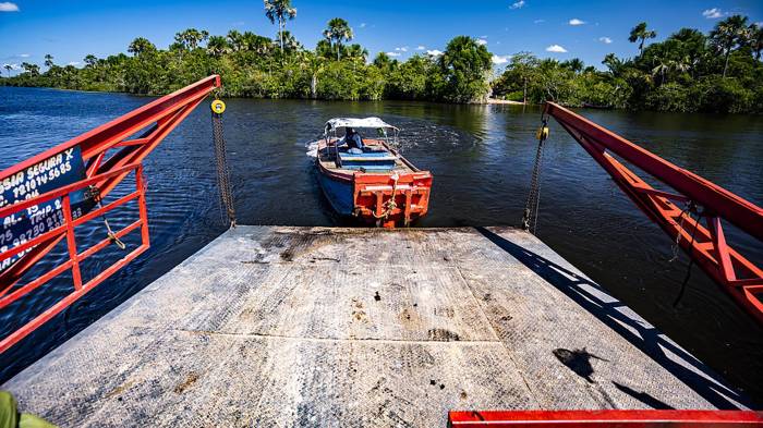 Fotografía cedida por la oficina de Divulgación Embratur y Sebrae de una embarcación en el Parque Nacional de los Lençóis Maranhenses. Un desierto de dunas blancas que esconde miles de lagunas de agua dulce y cristalina: este es el paisaje surrealista de los Lençóis Maranhenses, el paraíso que causa furor en las redes sociales y se ha convertido en un símbolo del turismo sostenible de Brasil.