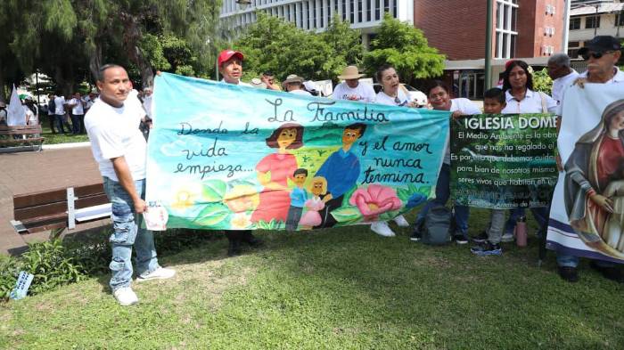 Panameños caminan por la paz, la vida y la familia