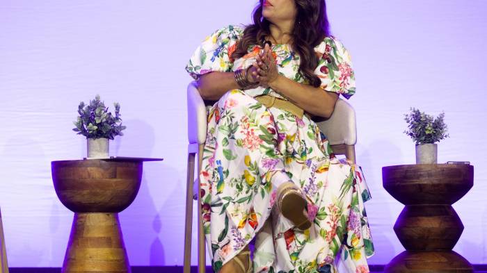 Fotografía de la directora de Asuntos Industriales de Discover Puerto Rico, Janid Ortiz, participando en el panel 'Puerto Rico como epicentro del turismo educativo: retos y oportunidades para potenciar el crecimiento económico' en San Juan (Puerto Rico).